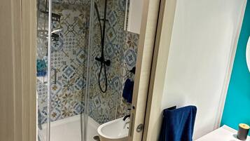 Dusche, Haartrockner, Bidet, Handtücher