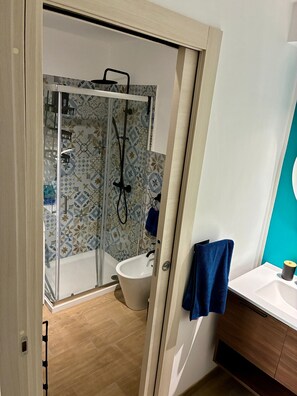 Shower, hair dryer, bidet, towels - Living lofT San Donato (Porta Susa)(Subway) (Torino)