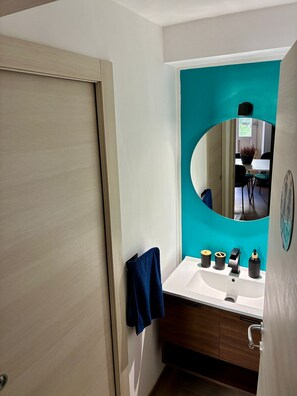 تجهيزات دش، مجففات شعر، مراحيض شطف، مناشف