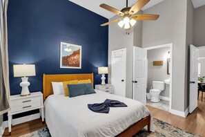 Escritorio, tabla de planchar con plancha y wifi gratis 