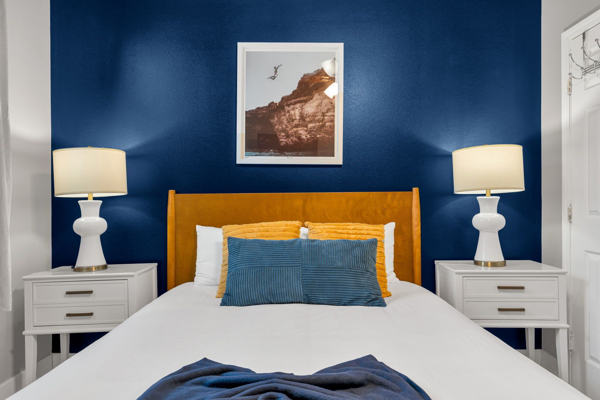 Escritorio, tabla de planchar con plancha y wifi gratis 