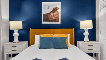 Escritorio, tabla de planchar con plancha y wifi gratis