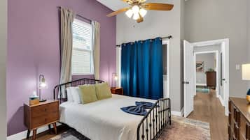 Escritorio, tabla de planchar con plancha y wifi gratis