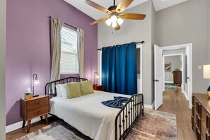 Een bureau, een strijkplank/strijkijzer, gratis wifi