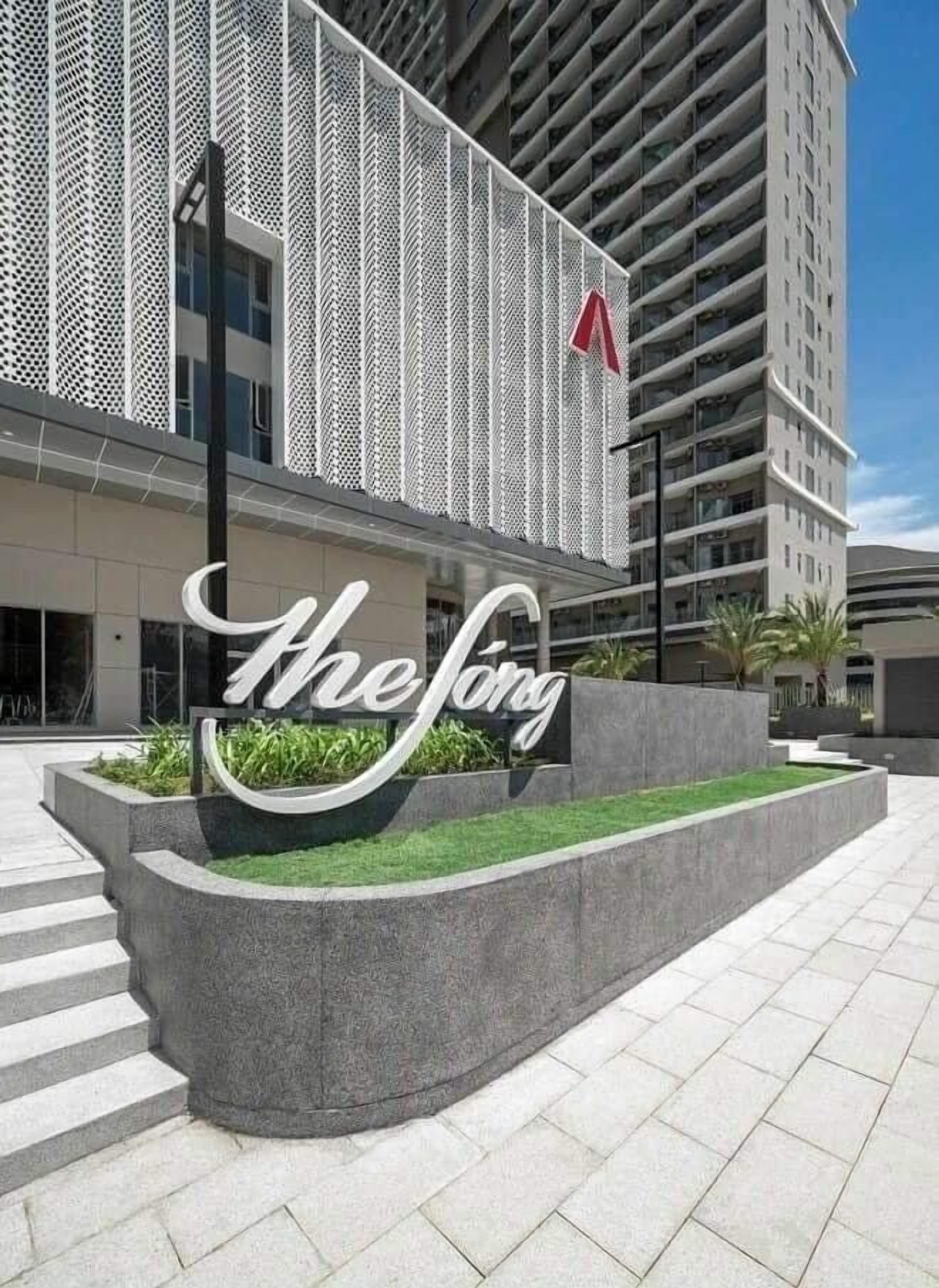 Un bâtiment moderne sur lequel on peut voir une enseigne bien visible avec l’inscription « The Jing ».