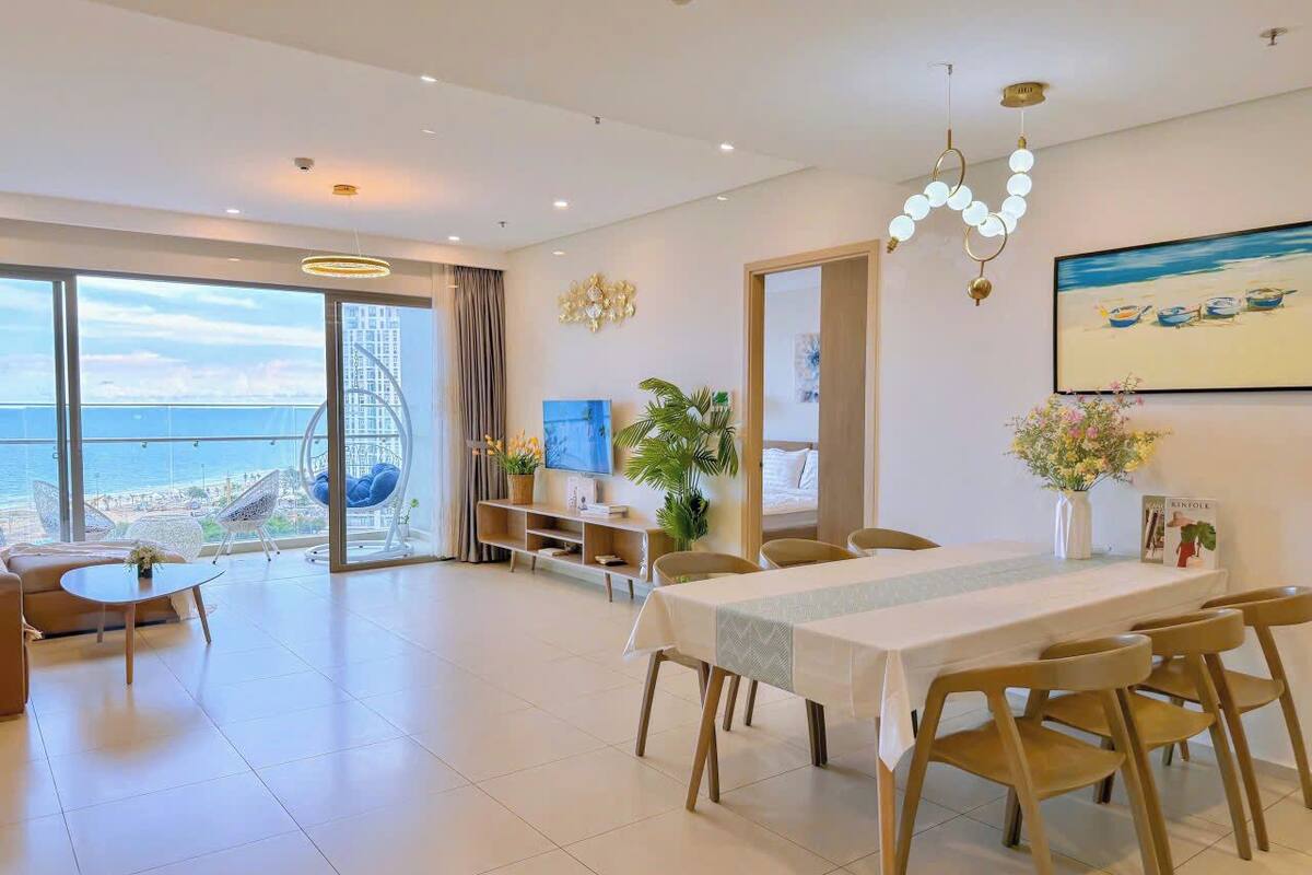 Ein modernes Hotelzimmer mit Balkon, Essbereich und Fernseher.