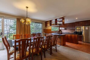 Dining - Jindy Hutt -The Hub for Mountain Biking, Water Sports,Hiking (Jindabyne)