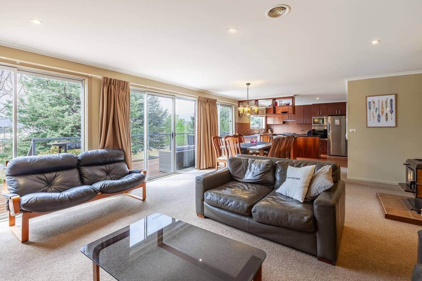 Televisión y chimenea 