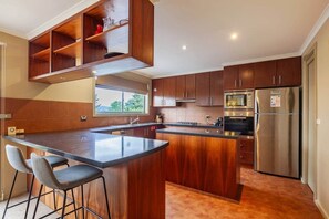 Fridge, microwave, oven, stovetop - Jindy Hutt -The Hub for Mountain Biking, Water Sports,Hiking (Jindabyne)