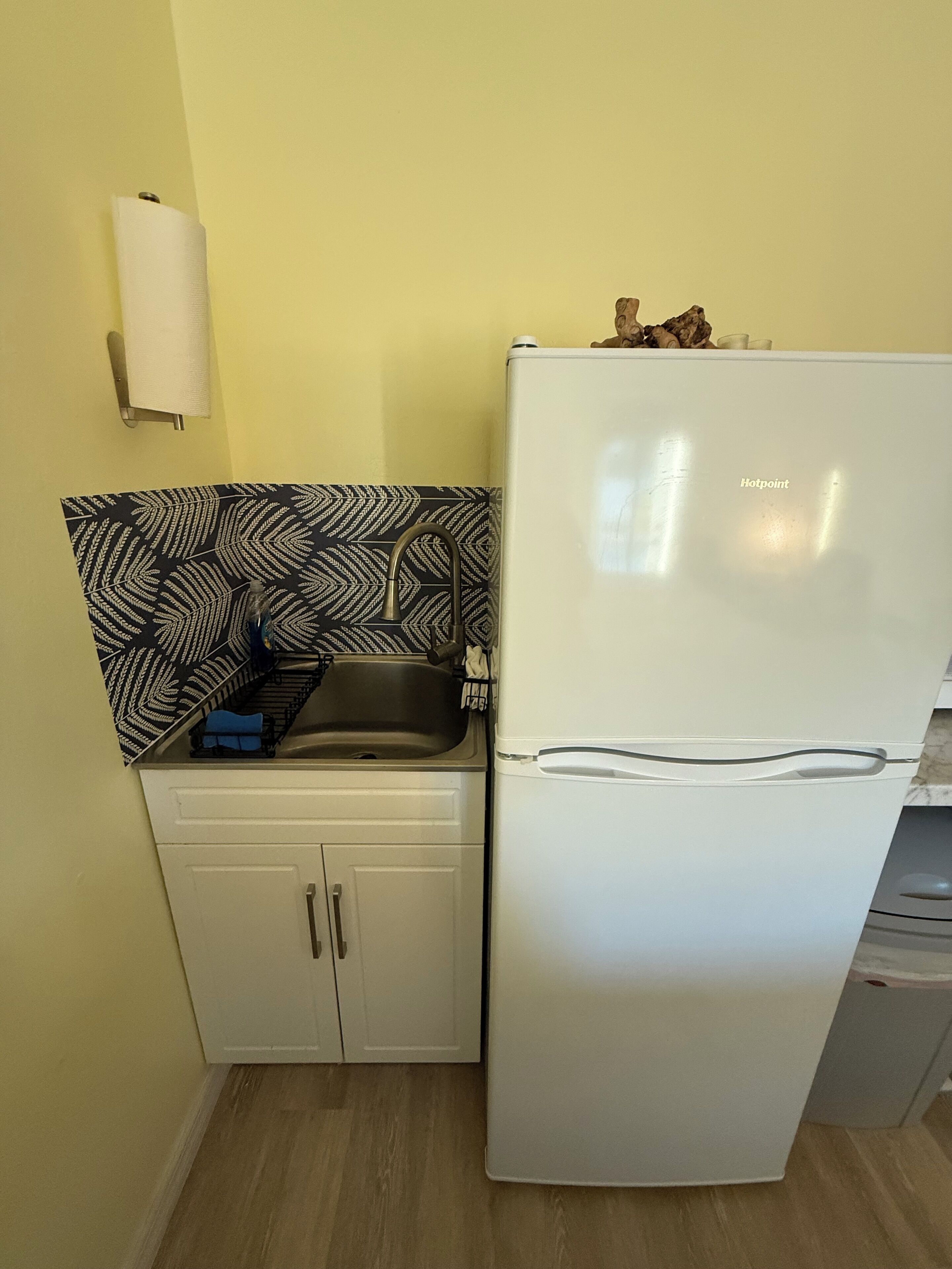 Kjøleskap, mikrobølgeovn, kaffetrakter/tekoker og brødrister