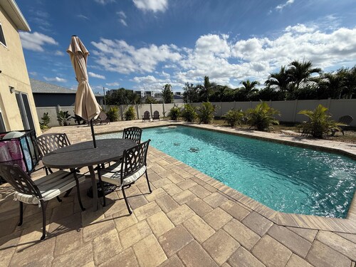 Private Poolside Studio - Quiet, Cozy, and Pet Friendly