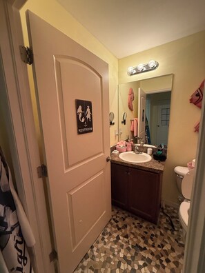 Hårtork, handdukar, tvål och schampo