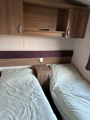 3 quartos, individualmente decorados, individualmente mobiliados