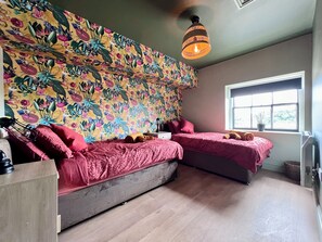 6 slaapkamers, een strijkplank/strijkijzer, reisbedje, gratis wifi