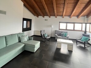 TV, fireplace - Holiday Home 'Casacastillo28' with Mountain View, Wi-Fi and Air Conditioning (Peñarroya de tastavins)