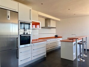 Fridge, microwave, oven, stovetop - Holiday Home 'Casacastillo28' with Mountain View, Wi-Fi and Air Conditioning (Peñarroya de tastavins)
