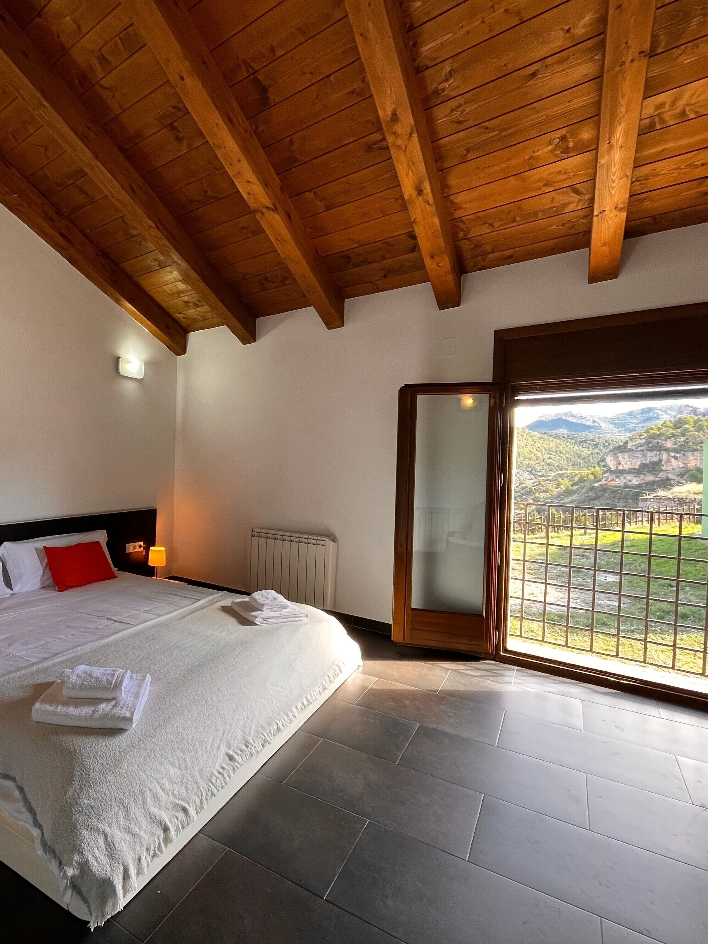 Tabla de planchar con plancha, wifi y ropa de cama 