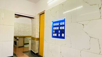 Desayuno continental diario (INR 250 por persona)