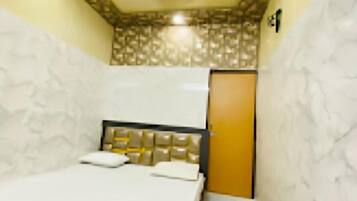 Phòng đôi Deluxe, quang cảnh thành phố | Bàn, truy cập Internet không dây miễn phí