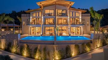 Vista frontal de la propiedad