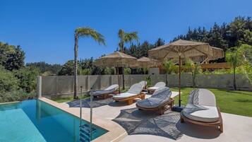 Alberca al aire libre por temporada y sombrillas en la alberca