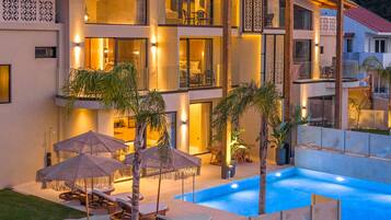 Vista frontal de la propiedad