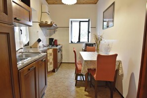 อพาร์ทเมนท์, 2 ห้องนอน, ลานระเบียง, วิวสวน | ห้องรับประทานอาหาร