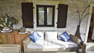 Căn hộ, 2 phòng ngủ, sân hiên, quang cảnh vườn | Phòng khách