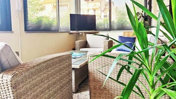 Apartment, 2 Bedrooms, Patio, Garden View | Living room