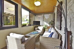 อพาร์ทเมนท์, 2 ห้องนอน, ลานระเบียง, วิวสวน | ห้องนั่งเล่น