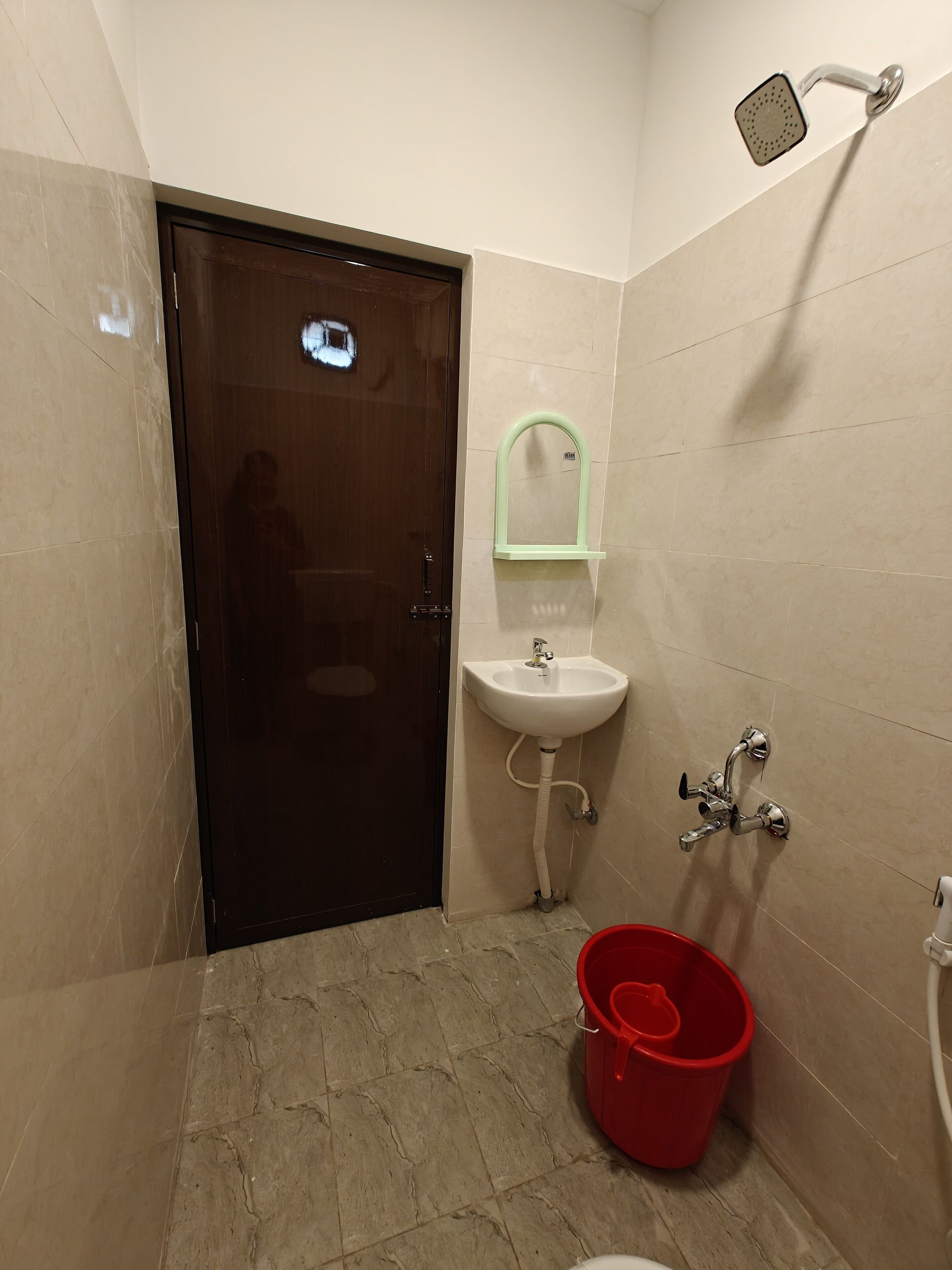 Classic Double Room | Bathroom | Shower, free toiletries, hair dryer, towels