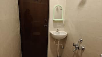Classic Double Room | Bathroom | Shower, free toiletries, hair dryer, towels