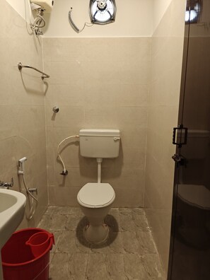 Classic-Doppelzimmer | Badezimmer | Dusche, kostenlose Toilettenartikel, Haartrockner, Handtücher