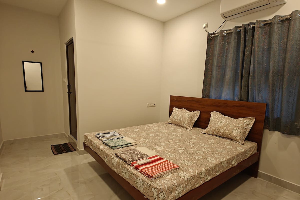 Classic Double Room | Desk, laptop workspace, free WiFi