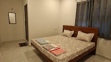 Classic Double Room | Desk, laptop workspace, free WiFi