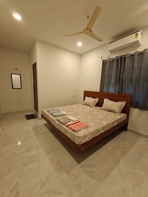 Classic Double Room | Desk, laptop workspace, free WiFi