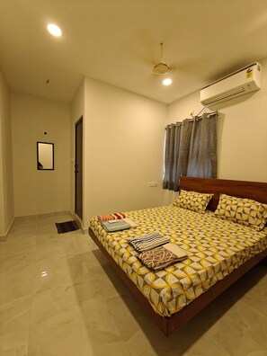 Classic Double Room | Desk, laptop workspace, free WiFi