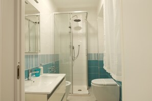 Dusche, Haartrockner, Bidet, Handtücher