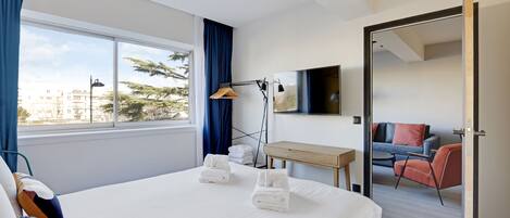 Iron/ironing board, WiFi, bed sheets