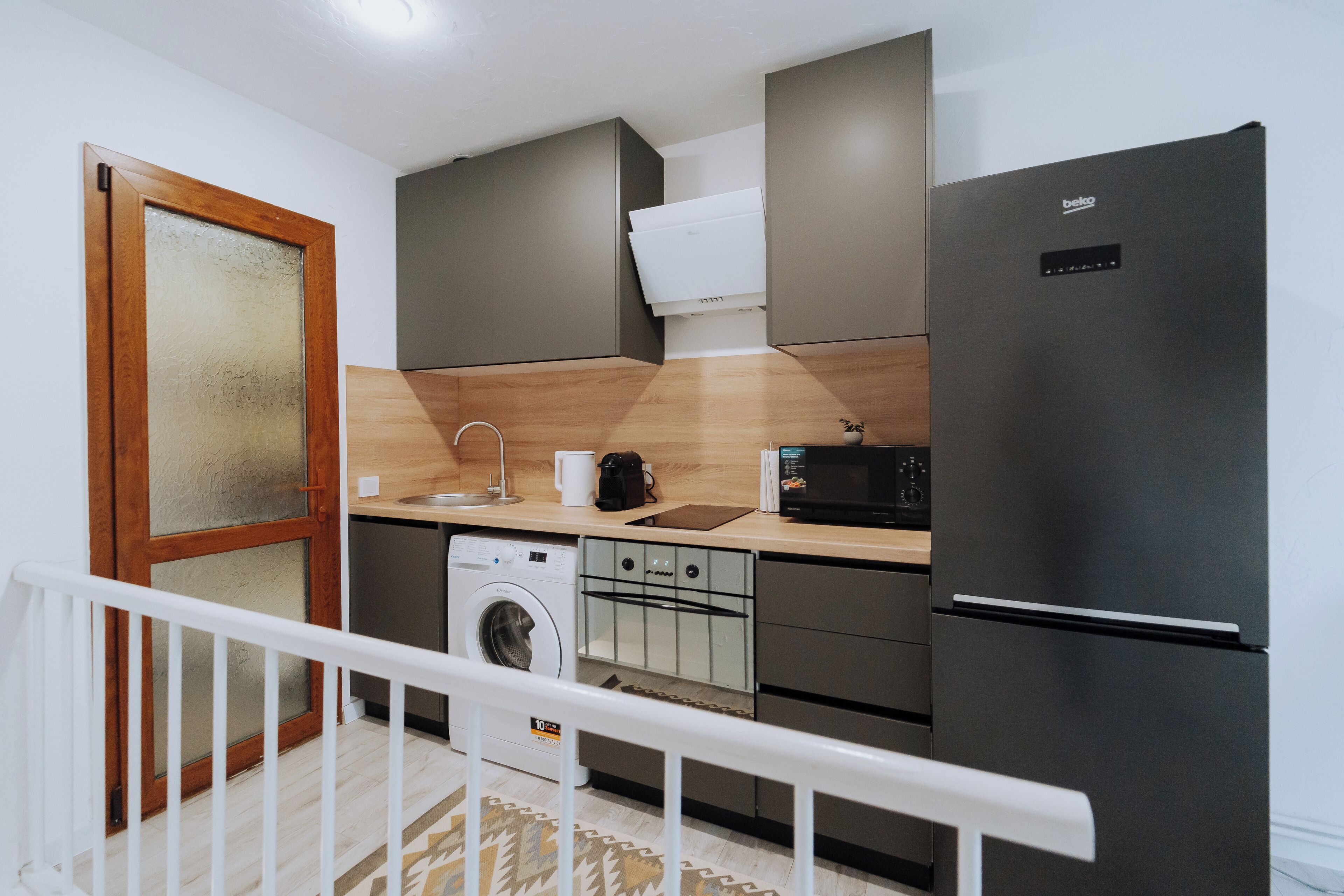 Mikrowelle, Ofen, Herdplatte, Wasserkocher mit Kaffee-/Teezubehör