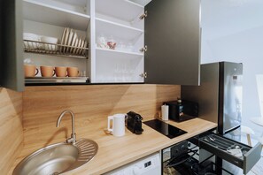 Fridge, microwave, oven, stovetop - City Center • New Apt + Top-Floor Balcony (Chișinău)