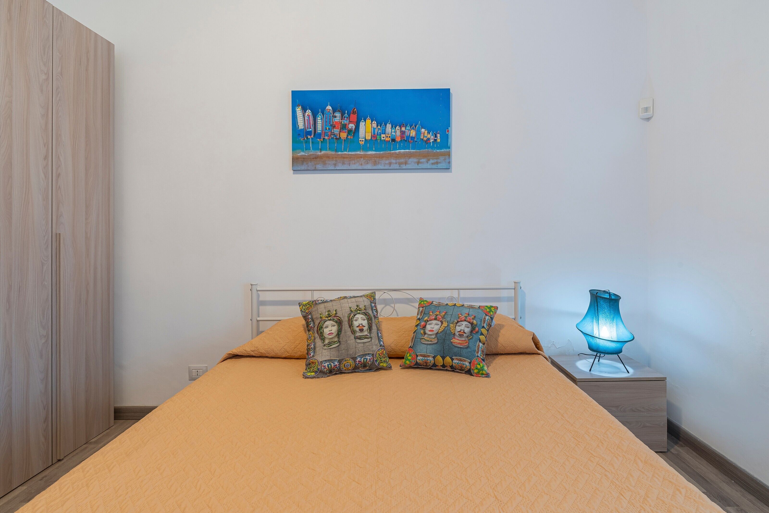 4 habitaciones, tabla de planchar con plancha, wifi y ropa de cama 