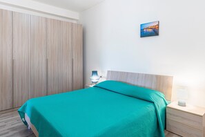 Een strijkplank/strijkijzer, wifi, beddengoed