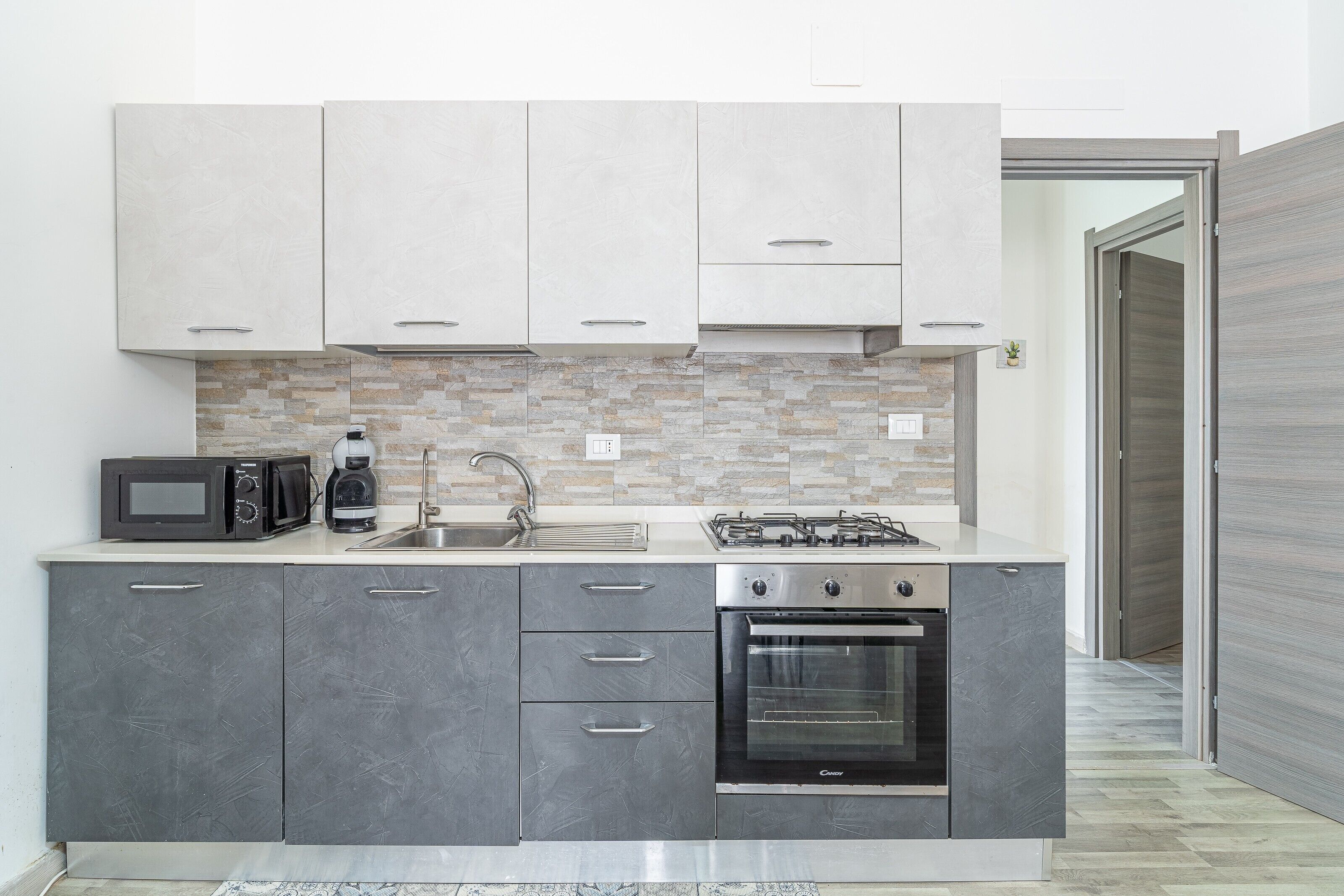 Frigorifero, microonde, forno, piano cottura