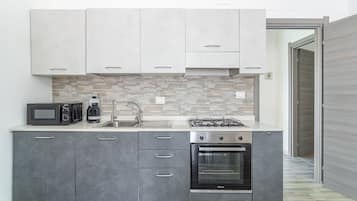 Frigorifero, microonde, forno, piano cottura