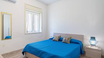 Een strijkplank/strijkijzer, wifi, beddengoed