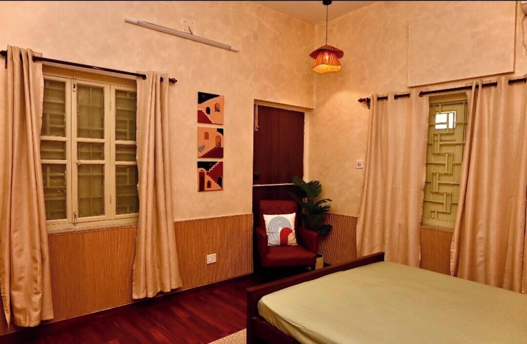 Tabla de planchar con plancha, wifi y ropa de cama 