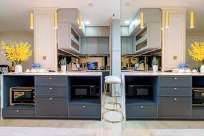 Familiesuite - 3 soveværelser - adgang til Club-lounge - byudsigt | Privat køkken | Køleskab/fryser i fuld størrelse, mikrobølgeovn, ovn, kogeplade