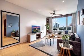 Suite Presidensial, 2 kamar tidur, pemandangan kota, di pinggir kolam renang | Seprai katun Mesir, seprai premium, dan selimut bulu angsa