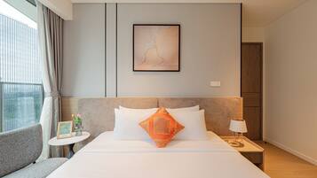 Suite presidencial, 2 habitaciones, vista a la ciudad, junto a la alberca | Sábanas de algodón egipcio, ropa de cama de alta calidad y edredón